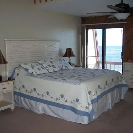 557) Beachfront 2 Bedroom
